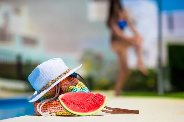 Concepto de verano- sabrosa sandía, bolsa de paja y jugo cerca de la piscina fondo al aire libre mujer joven — Foto de Stock