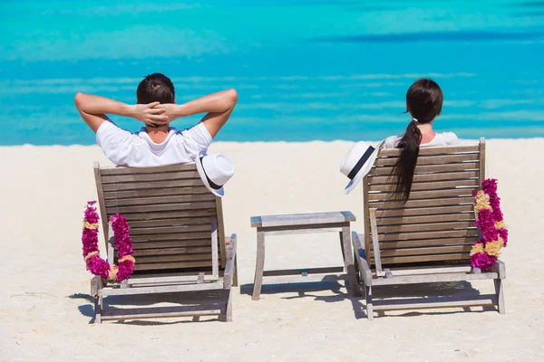 Unga lyckliga paret under strandsemester — Stockfoto