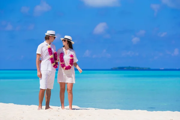 Young happy couple on white beach at summer vacation — Stock Photo, Image