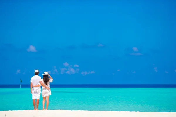 Junges glückliches Paar am weißen Strand im Sommerurlaub — Stockfoto