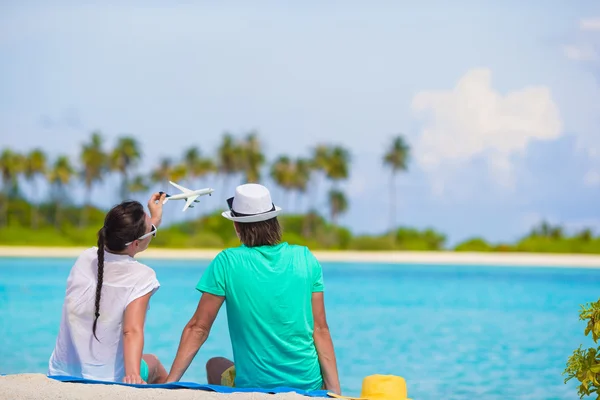 Junges glückliches Paar am weißen Strand im Sommerurlaub — Stockfoto