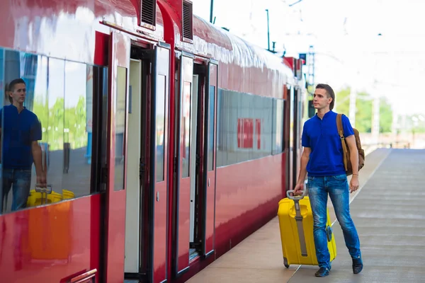 Beyaz delikanlı Bagaj istasyonunda tren ile seyahat ile
