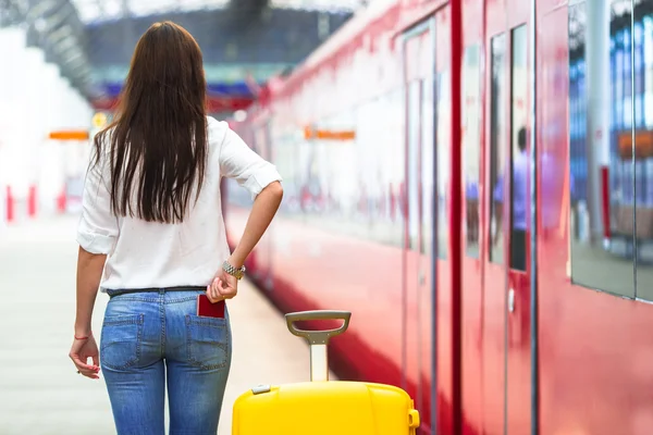 年轻的白人女孩，车站乘火车旅行的行李 — 图库照片