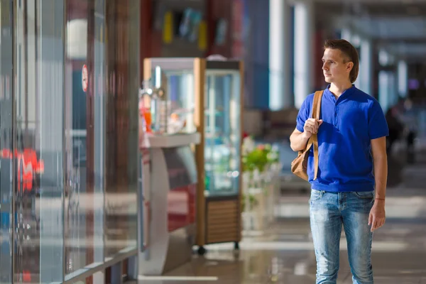 Jonge Kaukasische man op luchthaven binnen wachten voor instappen — Stockfoto