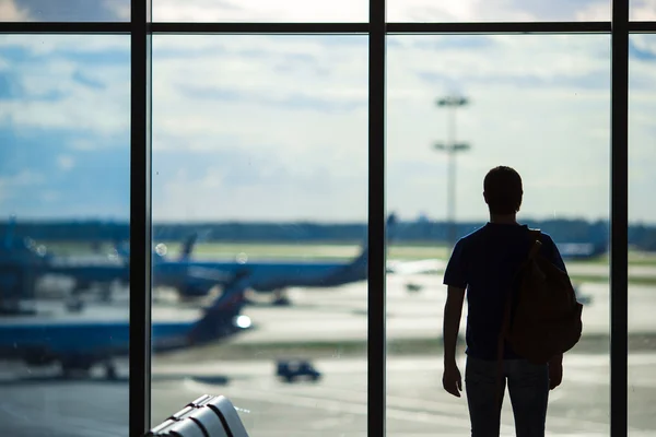 Silhouette eines Mannes, der auf einen Flug im Flughafen wartet — Stockfoto