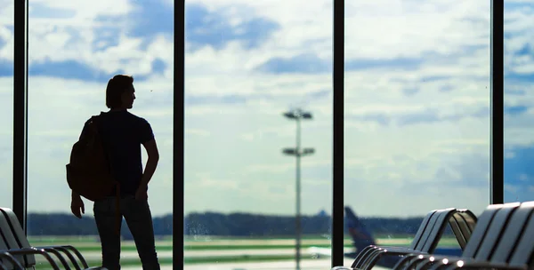 Silueta de un hombre esperando para abordar un vuelo en el aeropuerto — Foto de Stock