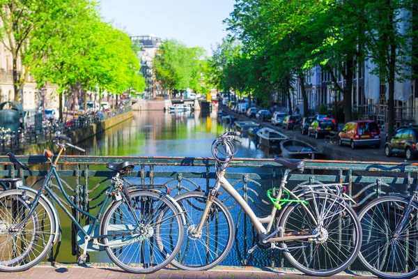 Kolorowe rowery na moście, Amsterdam, Holandia — Zdjęcie stockowe