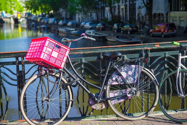 Kleurrijke fietsen op de brug in Amsterdam — Stockfoto