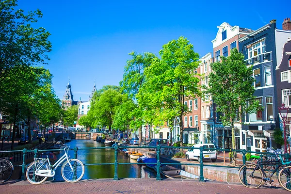 Schöner kanal und traditionelle fahrräder in der altstadt amsterdam, niederland, nordenholland provinz. — Stockfoto