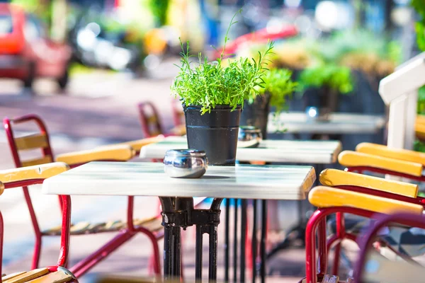 Verano vacío café al aire libre en la ciudad turística europea — Foto de Stock