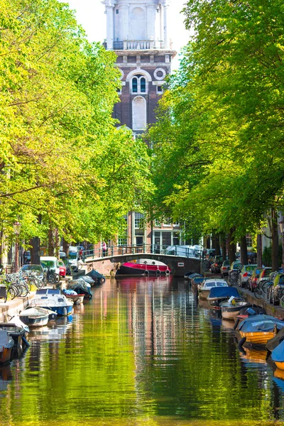 Schöner groenburgwal kanal in der altstadt amsterdam, niederland, provinz nord-holland. — Stockfoto