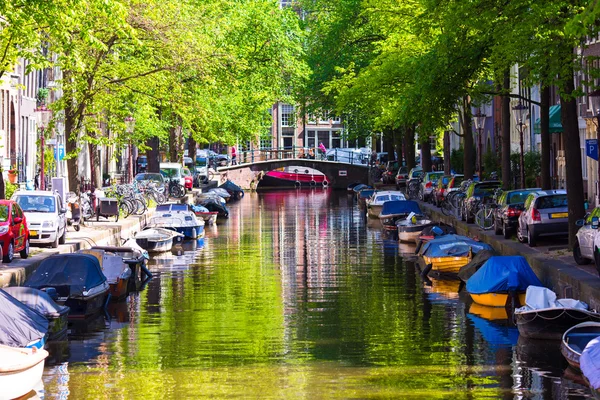 Schöner Kanal in der Altstadt von Amsterdam, Niederlande, Nord-Holland Provinz. — Stockfoto