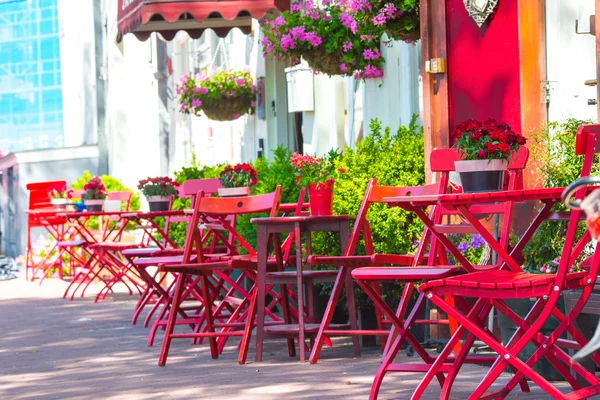 Mesas e cadeiras vermelhas em um café calçadão na cidade europeia — Fotografia de Stock