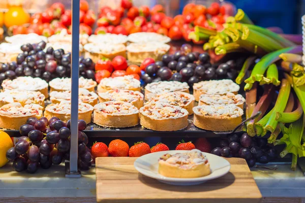 Lezzetli tatlı tatlılar ve pastalar paket servisi olan restoran ile dükkanda — Stok fotoğraf