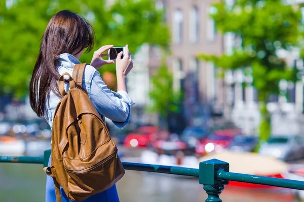 Ung kvinna turist tar foto på vacker utsikt över europeisk stad med smarta mobiltelefon kamera — Stockfoto