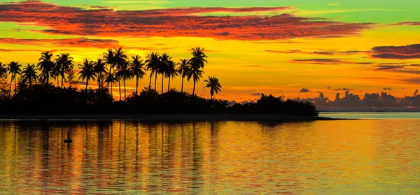 Beau coucher de soleil coloré sur une île tropicale aux Maldives — Photo