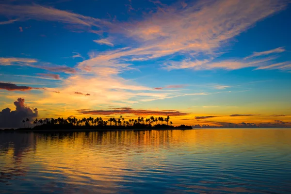 Belo pôr do sol colorido na ilha tropical em Maldivas — Fotografia de Stock