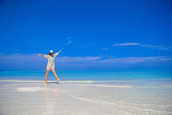 Young beautiful woman on beach during tropical vacation — Stock Photo, Image