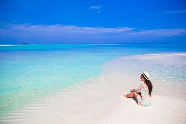 Joven hermosa mujer en aguas tropicales poco profundas — Foto de Stock