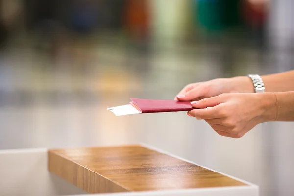 Passaporti di primo piano e carta d'imbarco in aeroporto al coperto — Foto Stock