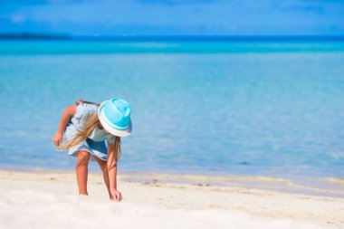 Yaz tatili boyunca sahilde sevimli küçük bir kız.