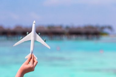 Küçük beyaz uçak model turkuaz deniz el arka planda