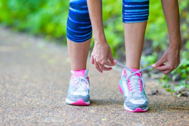 yolda çalışan atlet runner kadın ayak ayakkabı yakın çekim