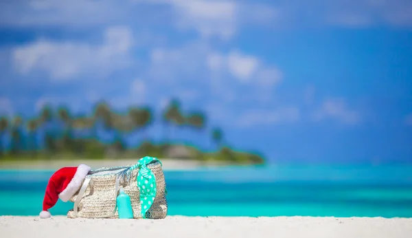 Beach accessories on white tropical beach — Stock Photo, Image