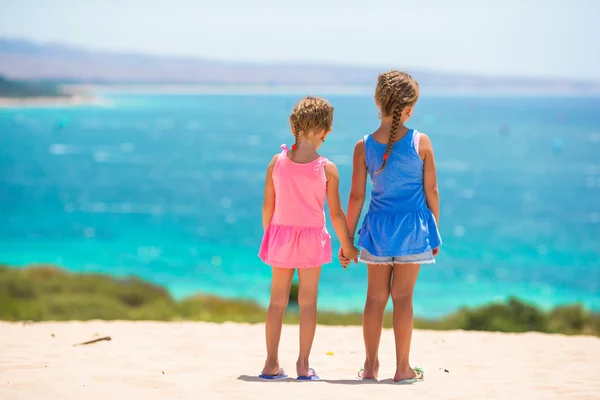 Adoráveis meninas se divertindo durante as férias na praia — Fotografia de Stock