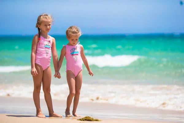 Entzückende kleine Mädchen, die während ihres Strandurlaubs Spaß haben — Stockfoto