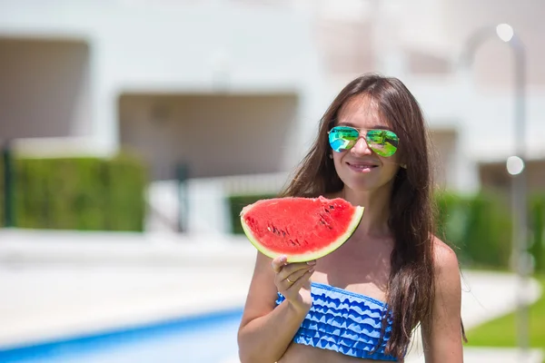 Jovem mulher comendo com melancia relaxante ao ar livre — Fotografia de Stock