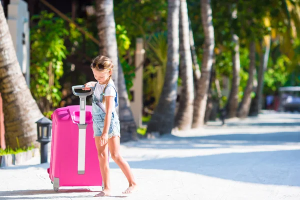 在热带小岛上的大行李的小可爱女孩 — 图库照片