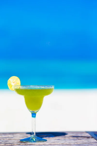 Grüner leckerer Cocktail am tropischen weißen Strand — Stockfoto