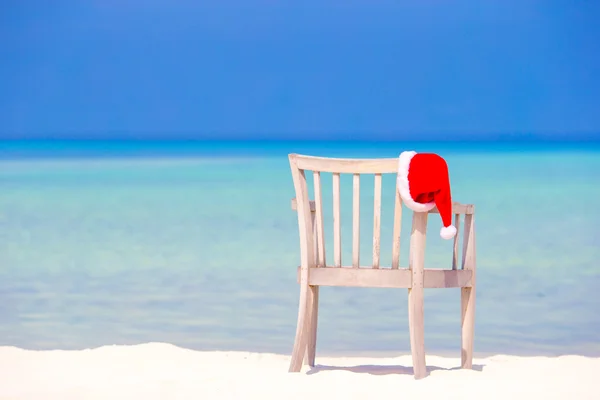 Red santa hat on beach chair at tropical vacation — Stock Photo, Image