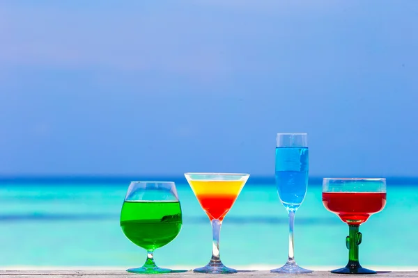 Coquetéis saborosos exóticos coloridos no fundo do café ao ar livre mar azul-turquesa no resort exótico — Fotografia de Stock
