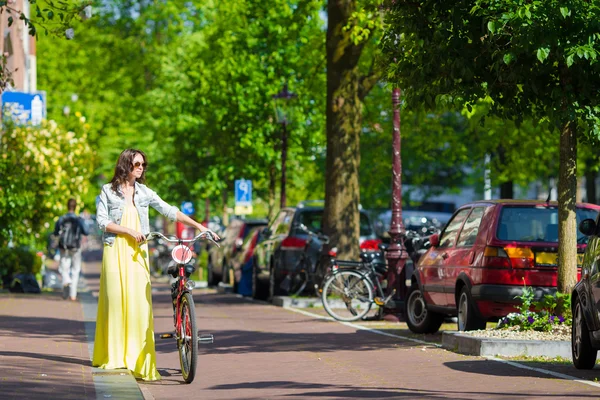 Joven mujer feliz en bicicleta en la ciudad europea — Foto de Stock