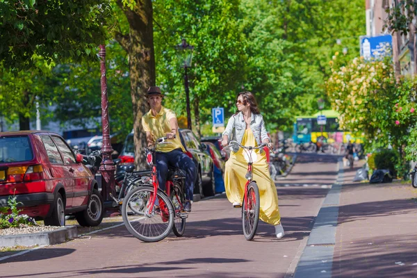アムステルダムの古い街の自転車で若い幸せな白人カップル — ストック写真