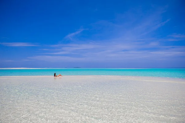 Young happy woman enjoy tropical vacation on white sandy beach — Stock Photo, Image