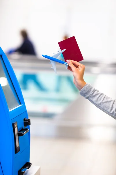 Terminal para auto-check-in para el vuelo o la compra de billetes de avión en el aeropuerto — Foto de Stock