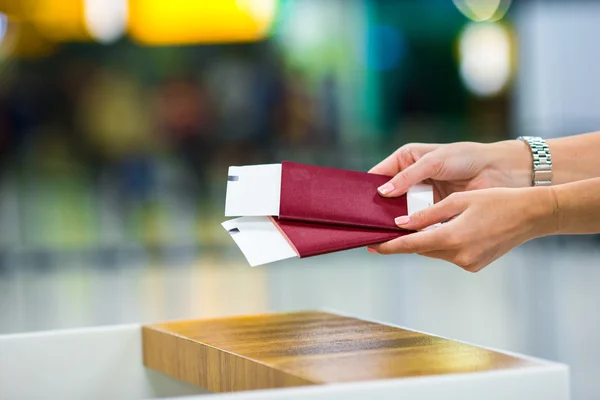 Passaportes de aproximação e cartão de embarque na área de recepção do aeroporto no interior — Fotografia de Stock