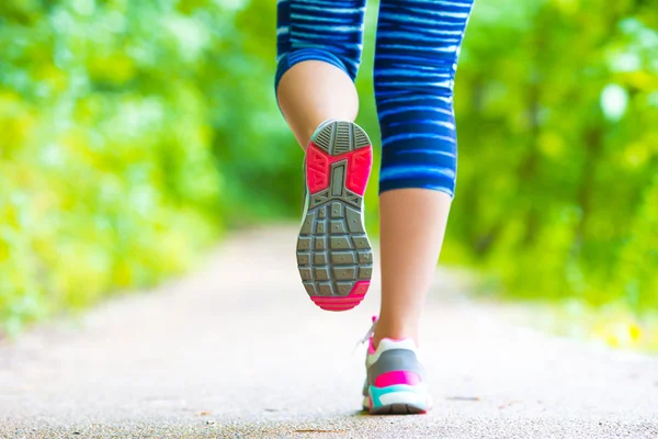 Primer plano en zapato de atleta corredor mujer pies corriendo en carretera — Foto de Stock