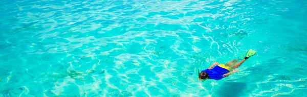 Jonge man snorkelen in duidelijk tropische turquoise wateren — Stockfoto