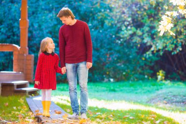 Sonbahar Park açık havada küçük kızı ile genç Baba