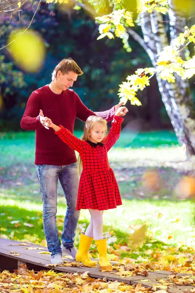 Sevimli küçük kız babası ile sonbahar park açık havada eğlence var — Stok fotoğraf