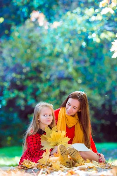 Adorabile bambina con madre nel parco autunnale all'aperto — Foto Stock