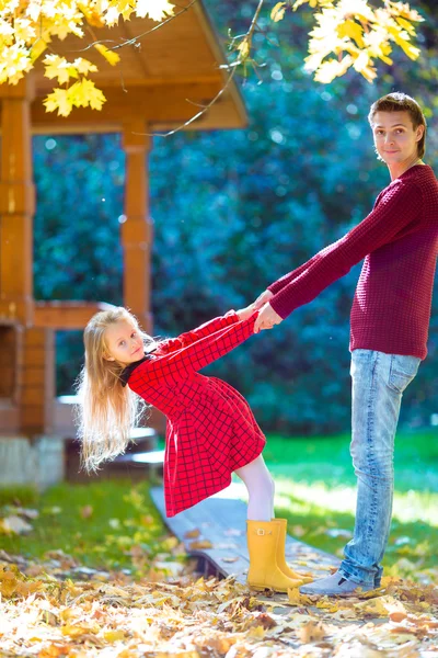Αξιολάτρευτο κοριτσάκι με πατέρα στο φθινόπωρο πάρκο σε εξωτερικούς χώρους — Φωτογραφία Αρχείου
