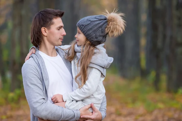 Menina adorável com pai no belo parque de outono ao ar livre — Fotografia de Stock