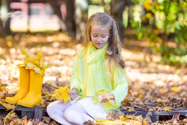 Adorabile bambina con una zucca per Halloween all'aperto in una bella giornata autunnale — Foto Stock