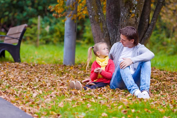 Aranyos kislány apja gyönyörű őszi parkban szabadban — Stock Fotó