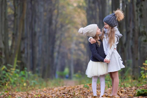 화창 한 가을 날 야외에 있는 귀여운 소녀들 — 스톡 사진
